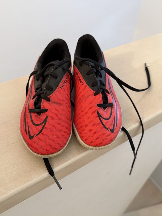 Adidasi Nike pentru fotbal marimea 33