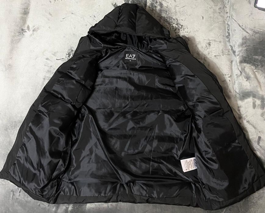 Vând vesta noua de bărbați Emporio Armani EA7