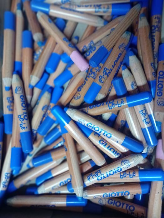 Creioane albastre Gioto be be . Pret 100 lei pentru 100 bucati.