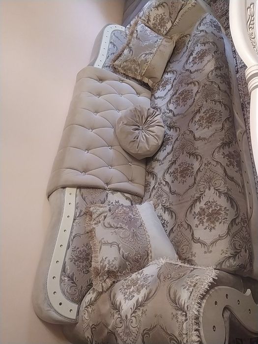 Диван Шах в хорошем состоянии