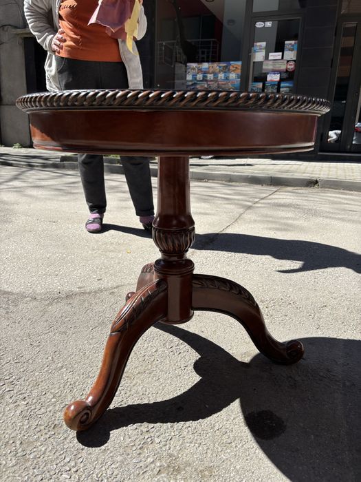 Антична дървена масичка за кафе