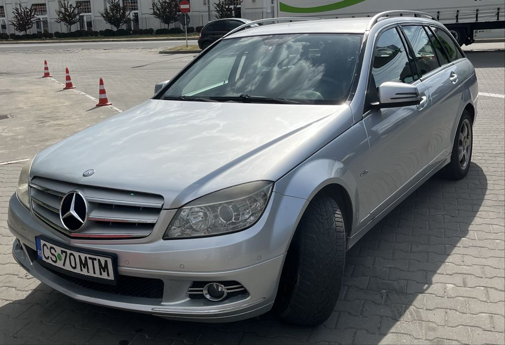 Vând Mercedes C200