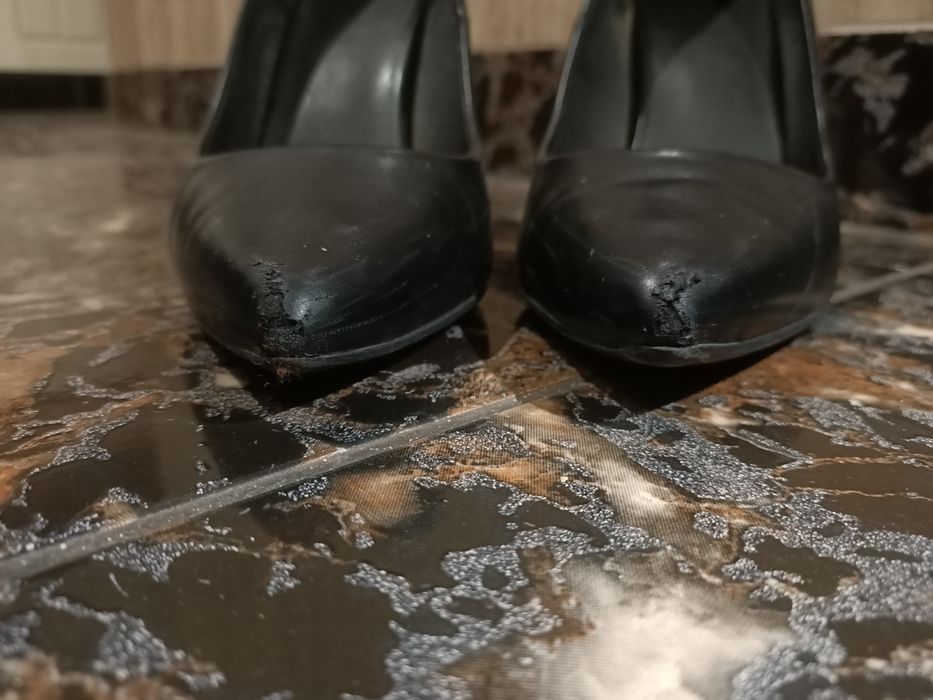 Pantofi cu toc culoarea neagra număr 39