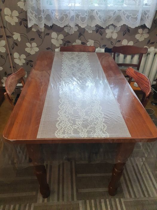 Стол обеденный большой.
