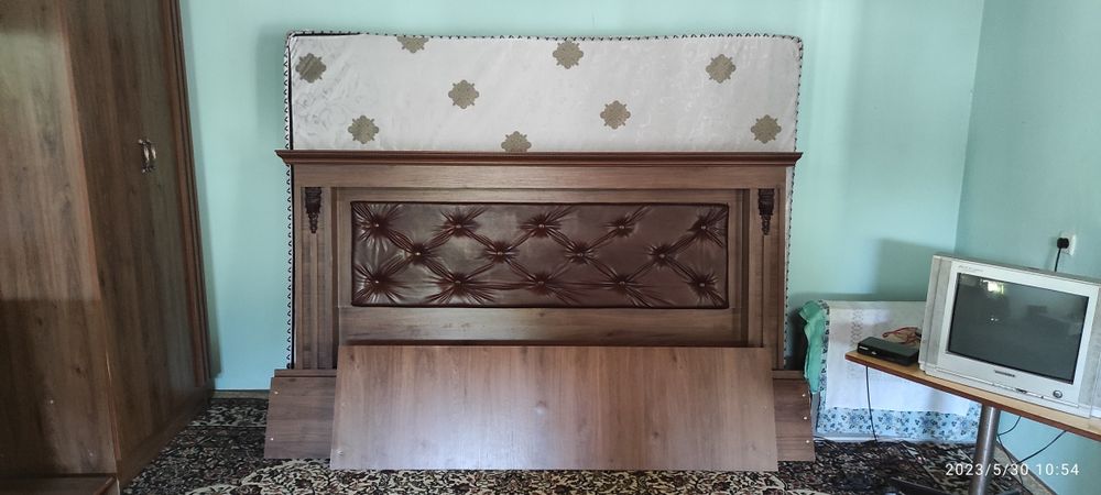 Деван ва трюмо сотилади