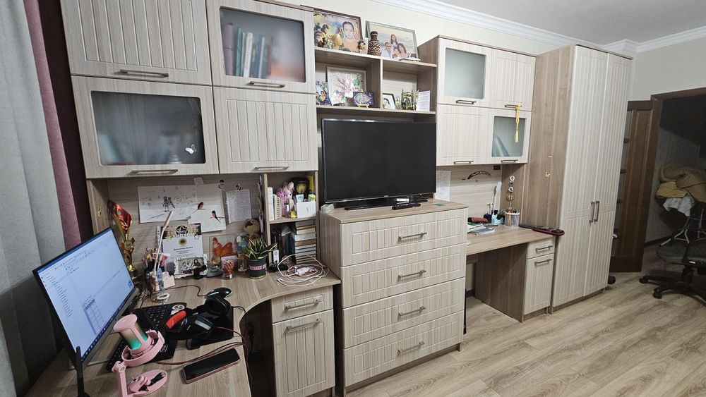 Стенка в детскую шкаф, стол, полки, комод
