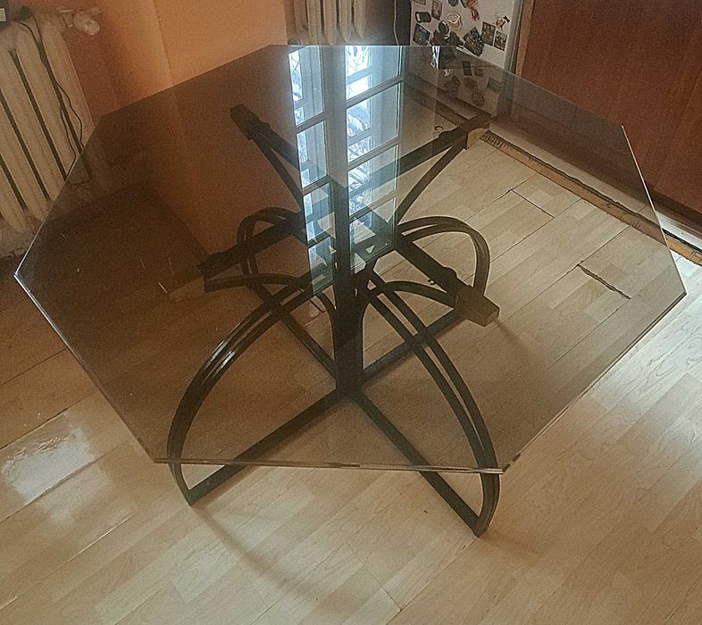 Стъклена маса с метални крака