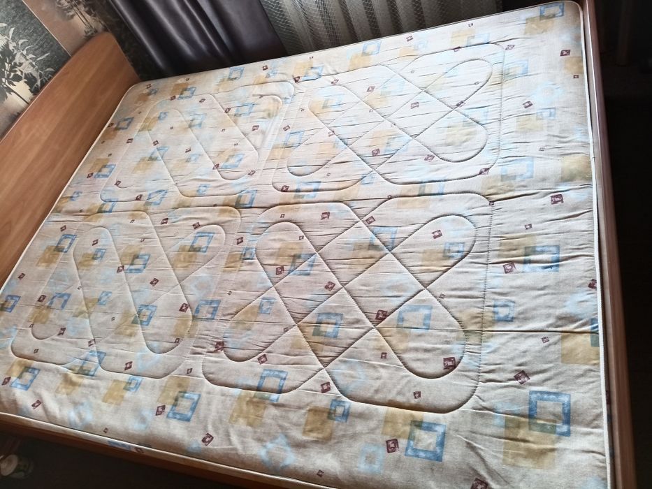 Отдам матрас пружинный