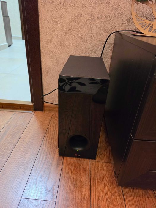 LG саундбар и субуфер