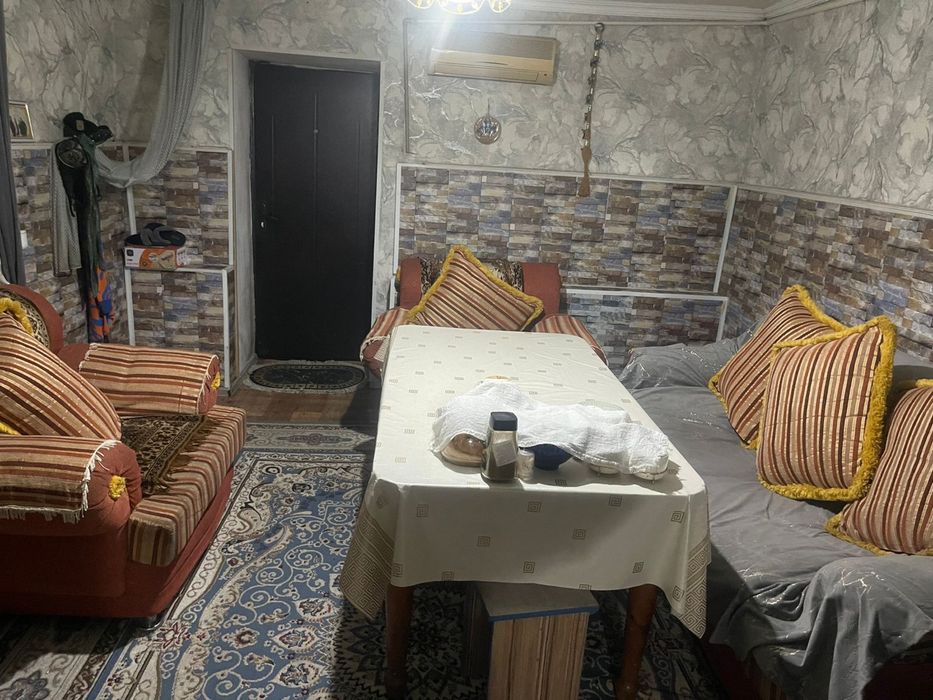 Диван и два кресла, стол с табуретками