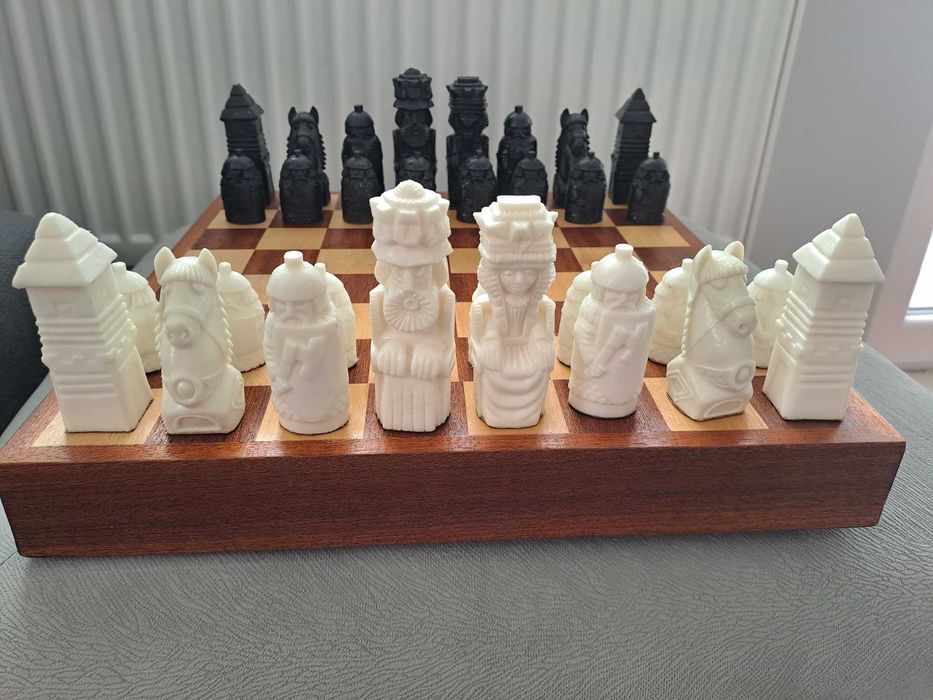 Шах дъска 34х34 с интересни фигури. Много запазена!