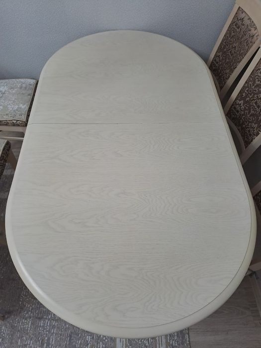 Стол из дуба для гостинной