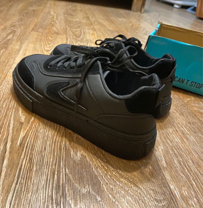 Продам новые кроссовки