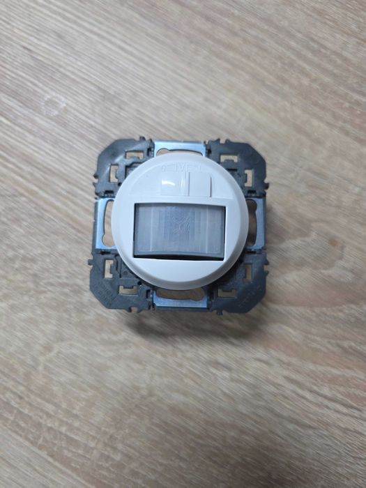 Intrerupator cu senzor de miscare IP44 Legrand Suno alb 721135