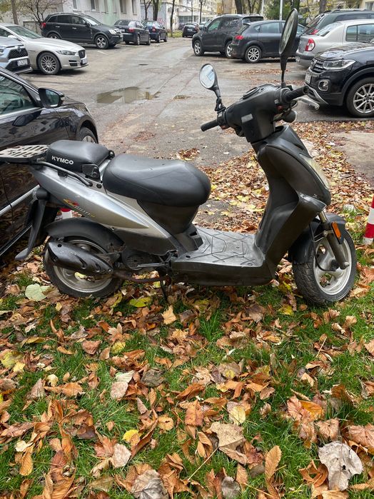 Vând scuter. Preț 2500 lei. Cu cu acte.