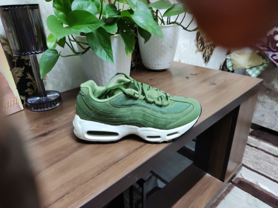 Кроссовки женские