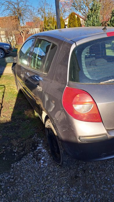 Vand Renault Clio 3 pentru piese de schimb1,5 DCI motor defect
