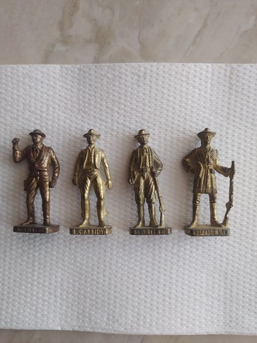 продавам колекции на фигурки от киндер на серии