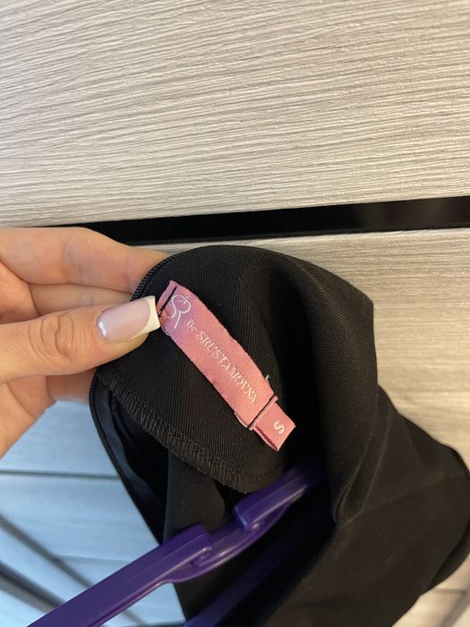 Черное новое платье с рукавами в размере S чуть выше колена в наличии