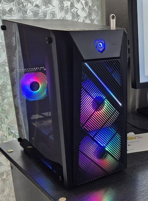 Vând unitate de gaming