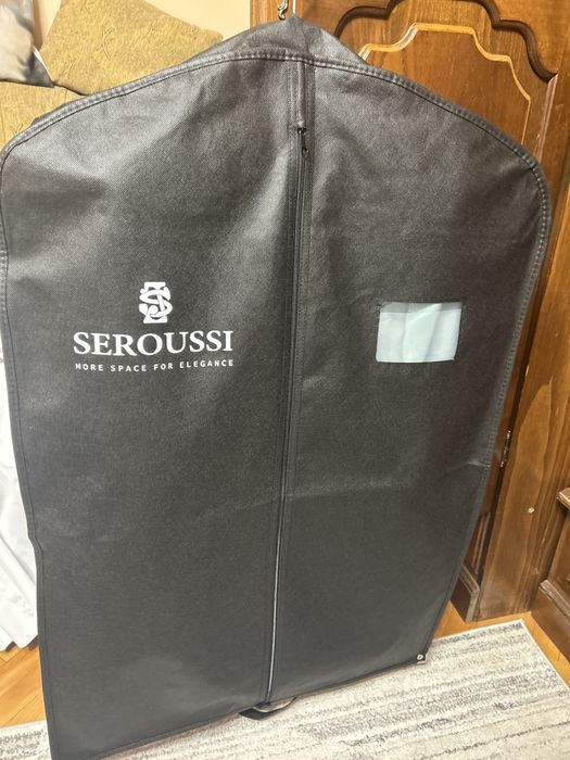 Vand costum nou Seroussi