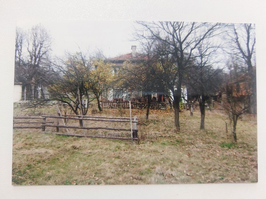 Продава къща с двор в с. Желен до гр. Своге на около 40 км. от София