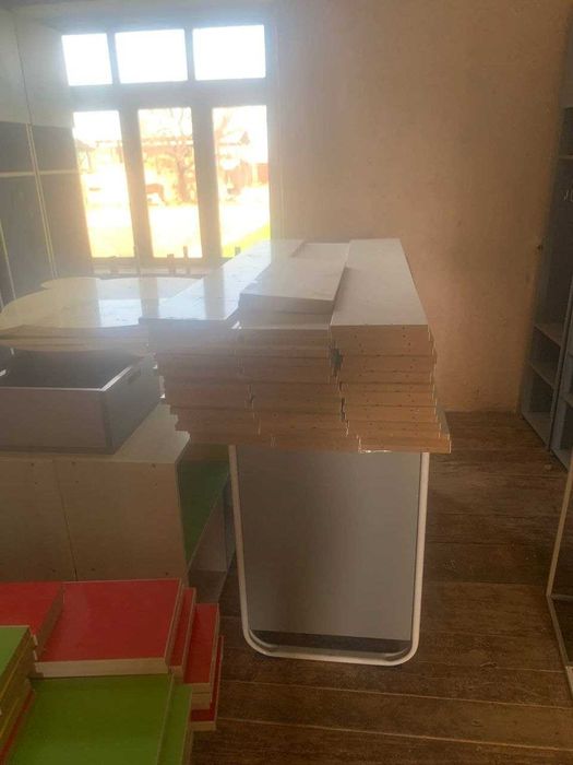 Болалар боғчаси учун таёр мебель бор.