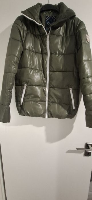 Vând geaca kaki,marime S-M