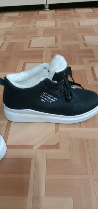 Продам кроссовки, весна-осень тёплые.