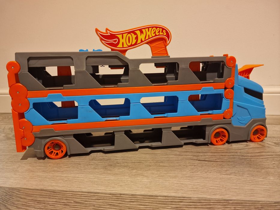 Hot wheels camion Mega transport 2 in 1