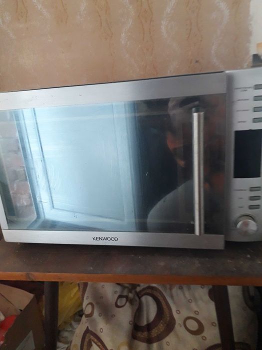 Продавам страхотна и многофункционална микровълнова фурна Kenwood в отлично състояние