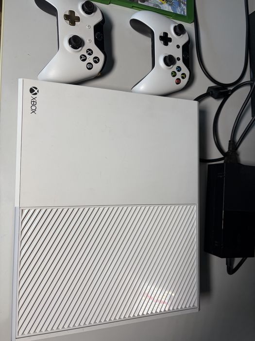 Vând Xbox One - UK Edition + 2 Controlere + 6 Jocuri Incluse | Stare Impecabilă