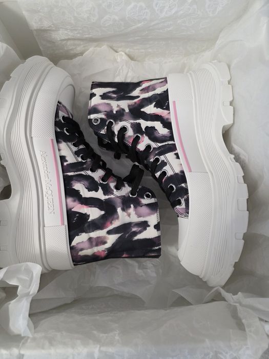 Alexander Mcqueen pentru femei.