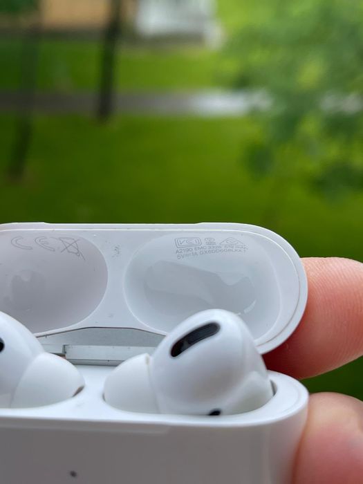 • Apple AirPods Pro  • cu husa •