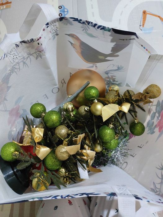 Продам маленькую елку с игрушками