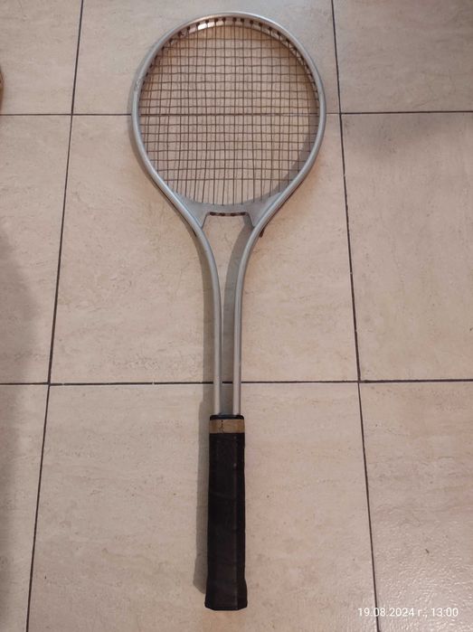 Ракети за тенис на корт и бадминтон