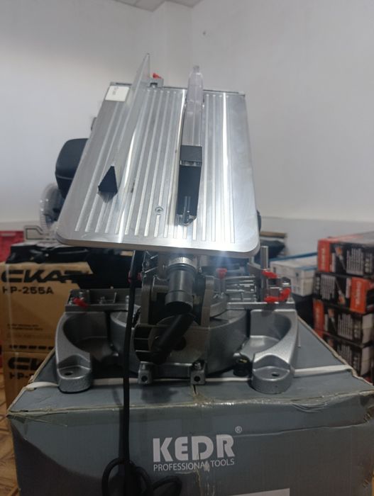 Торцовочная пила Кедр