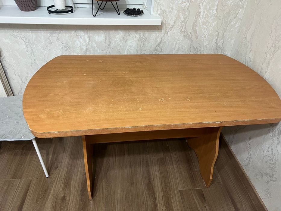 Стол и стулья для кухни