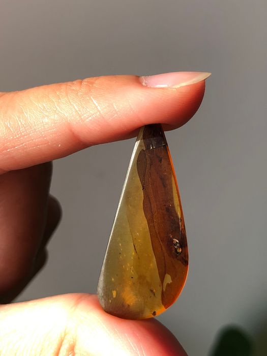 Бирмански кехлибари с включения