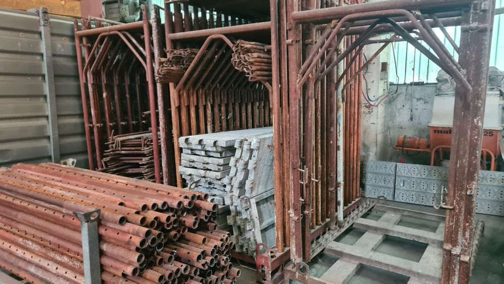 Închiriez panouri doka și tot sistemul de prindere Și popii metalici și schelă metalică și schelă pe roti mobilă