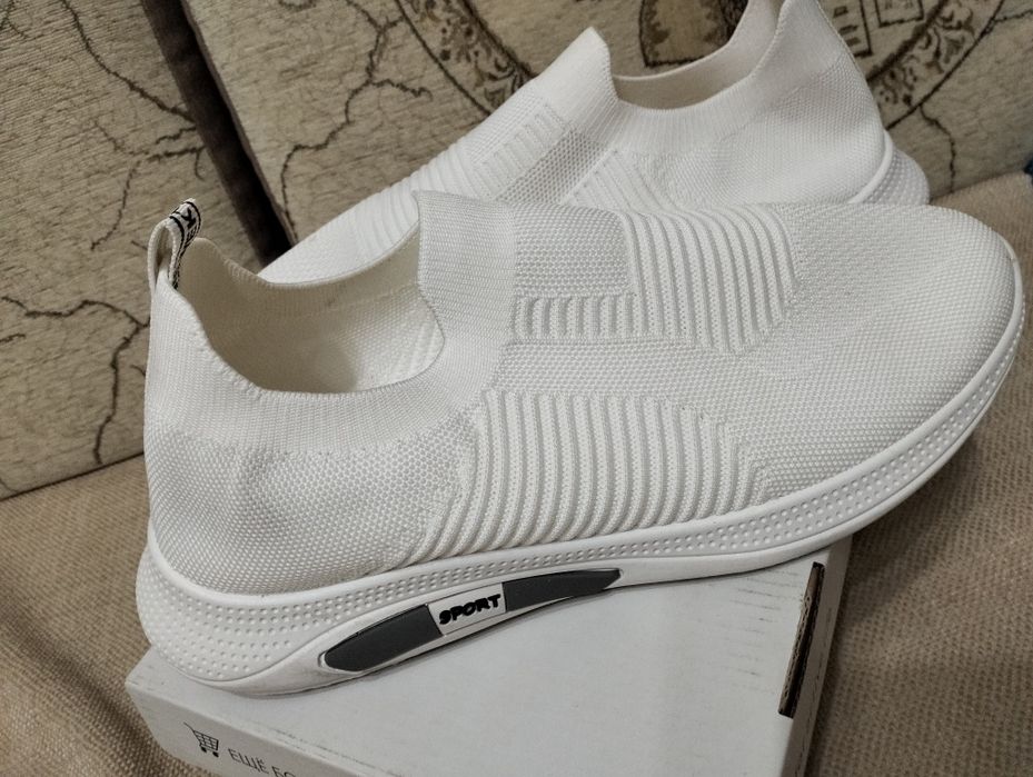 Продам спортивные  кроссовки