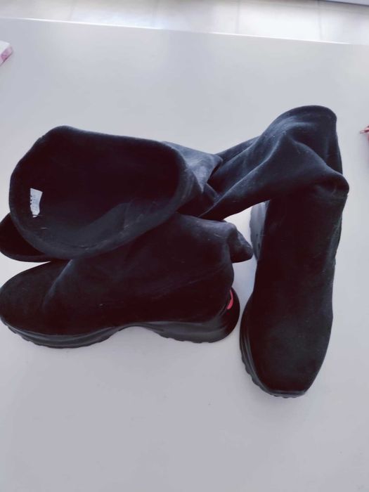 Черни велурени ботуши чорап