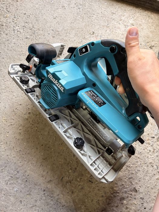 Circular Makita DHS900  235MM