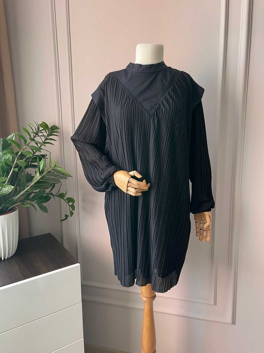 Zara черна къса рокля с плисета, L размер