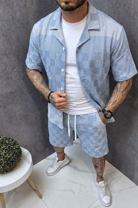 Compleu Louis Vuitton 
Marimi  XXL 
Pret 270 lei