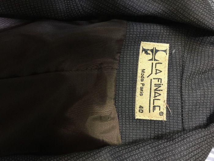 Стилен костюм , подходящ за офиса с подарък риза