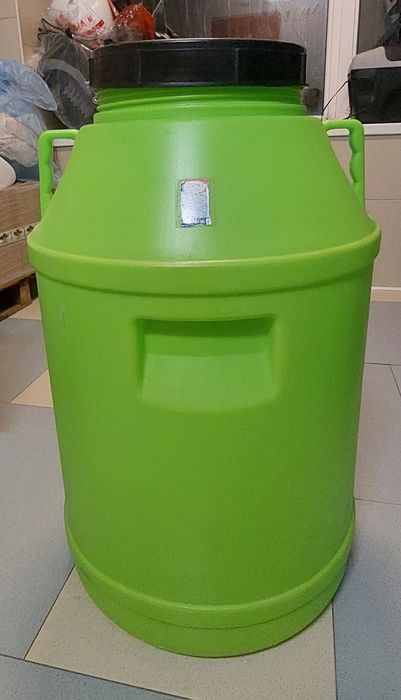 Продам бак пластиковый 90 литров