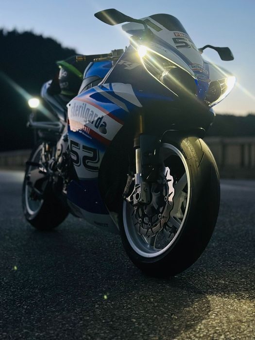 Yamaha r1 Big bang rn22