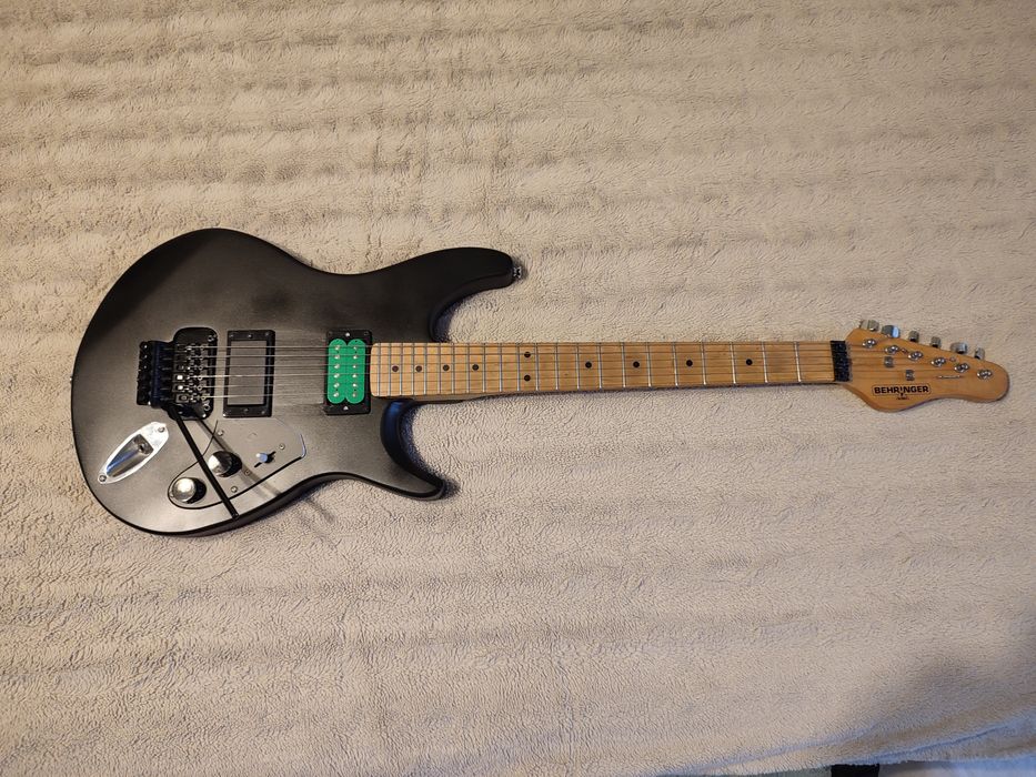 Електрическа китара Behringer Super Strat style в отлично състояние.
