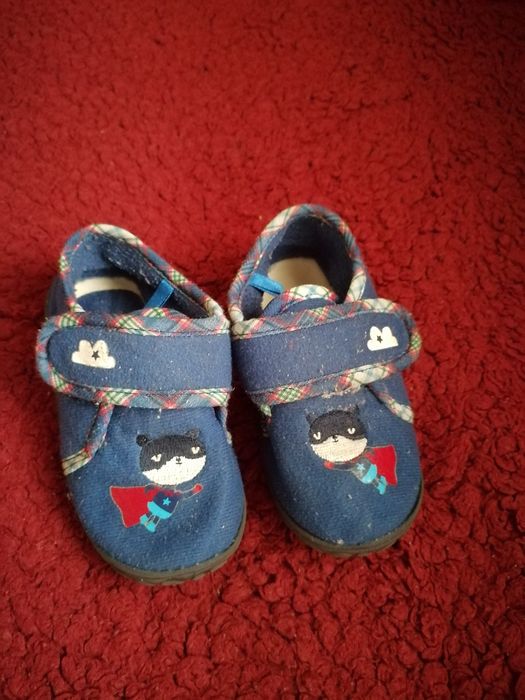 Три чифта пантофи номер 24